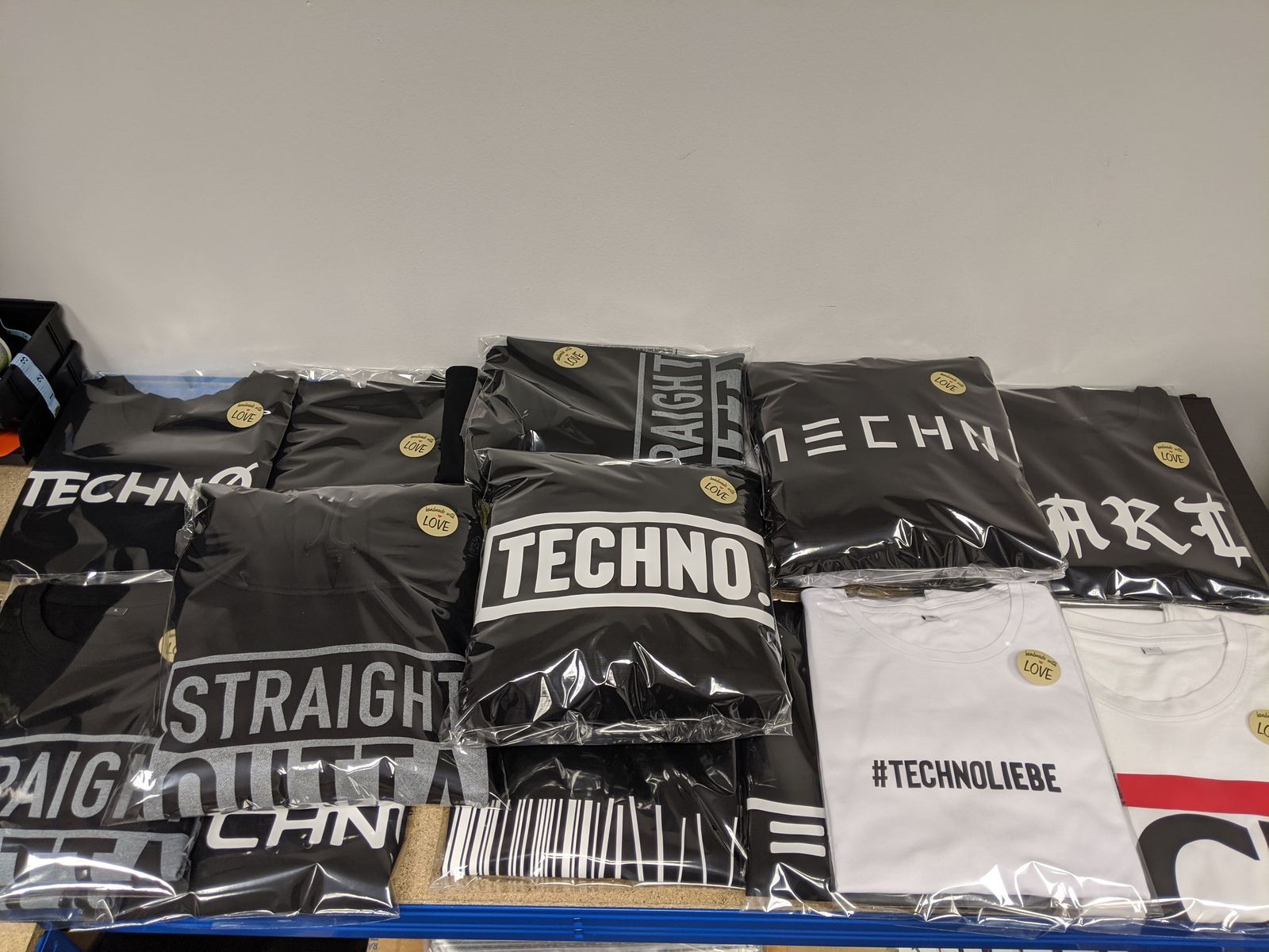 Fertig verpackte Bestellungen bereit für den Versand – Fulfillment von Stoff3 Kassel